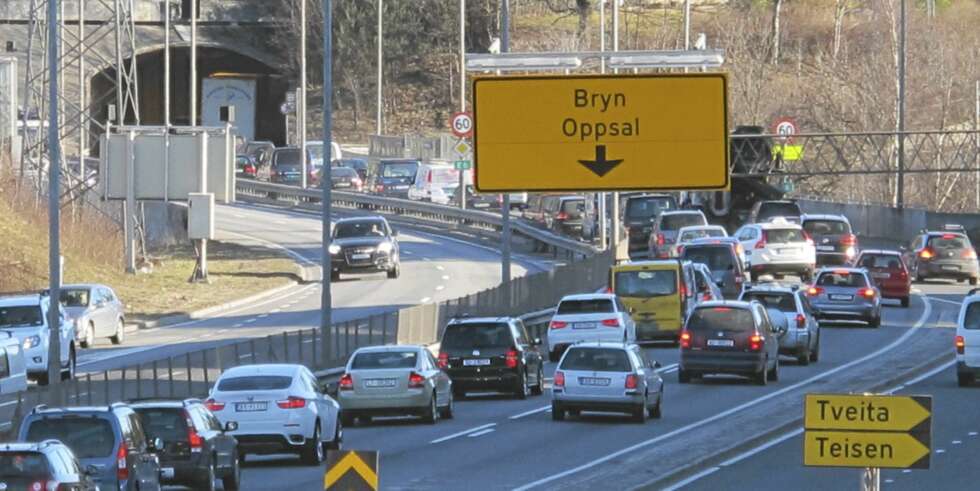 FLETTING: Når to strømninger møtes, og biler skal flettes sammen, har det lett for å oppstå kø. Foto: Geir Svardal FLETTING: Når to strømninger møtes, og biler skal flettes sammen, har det lett for å oppstå kø. Foto: Geir Svardal