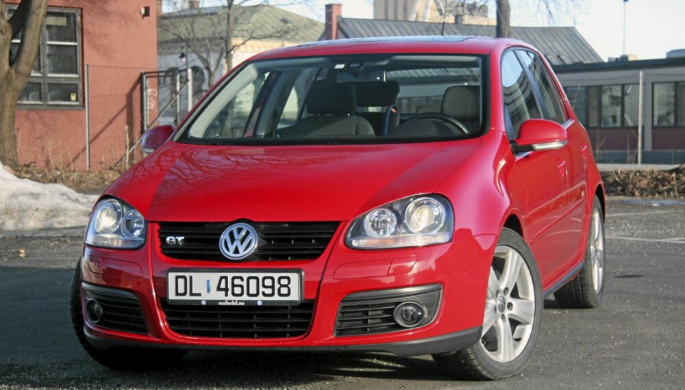 GOD BESTSELGER: Blant flere gode sider ved VW Golf V er at den finnes i mange varianter, med flere attraktive motorer og et svært godt automatgir (DSG). Golf V kom også med firehjulsdrift. GOD BESTSELGER: Blant flere gode sider ved VW Golf V er at den finnes i mange varianter, med flere attraktive motorer og et svært godt automatgir (DSG). Golf V kom også med firehjulsdrift.