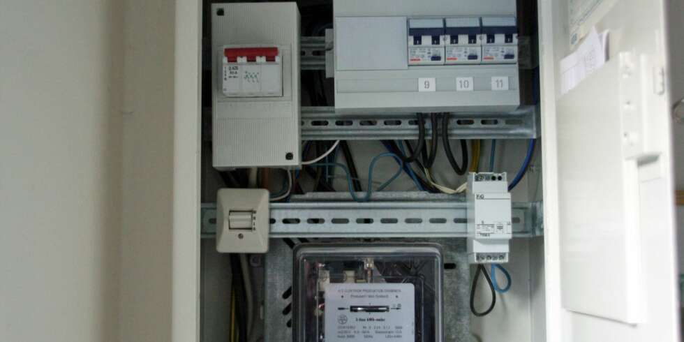 SLUKKE BRANN I EL-ANLEGGET: Begynenr det å brenne i sikringsskapet eller andre elektriske installasjoner, er vann et godt slukkemiddel. SLUKKE BRANN I EL-ANLEGGET: Begynenr det å brenne i sikringsskapet eller andre elektriske installasjoner, er vann et godt slukkemiddel.