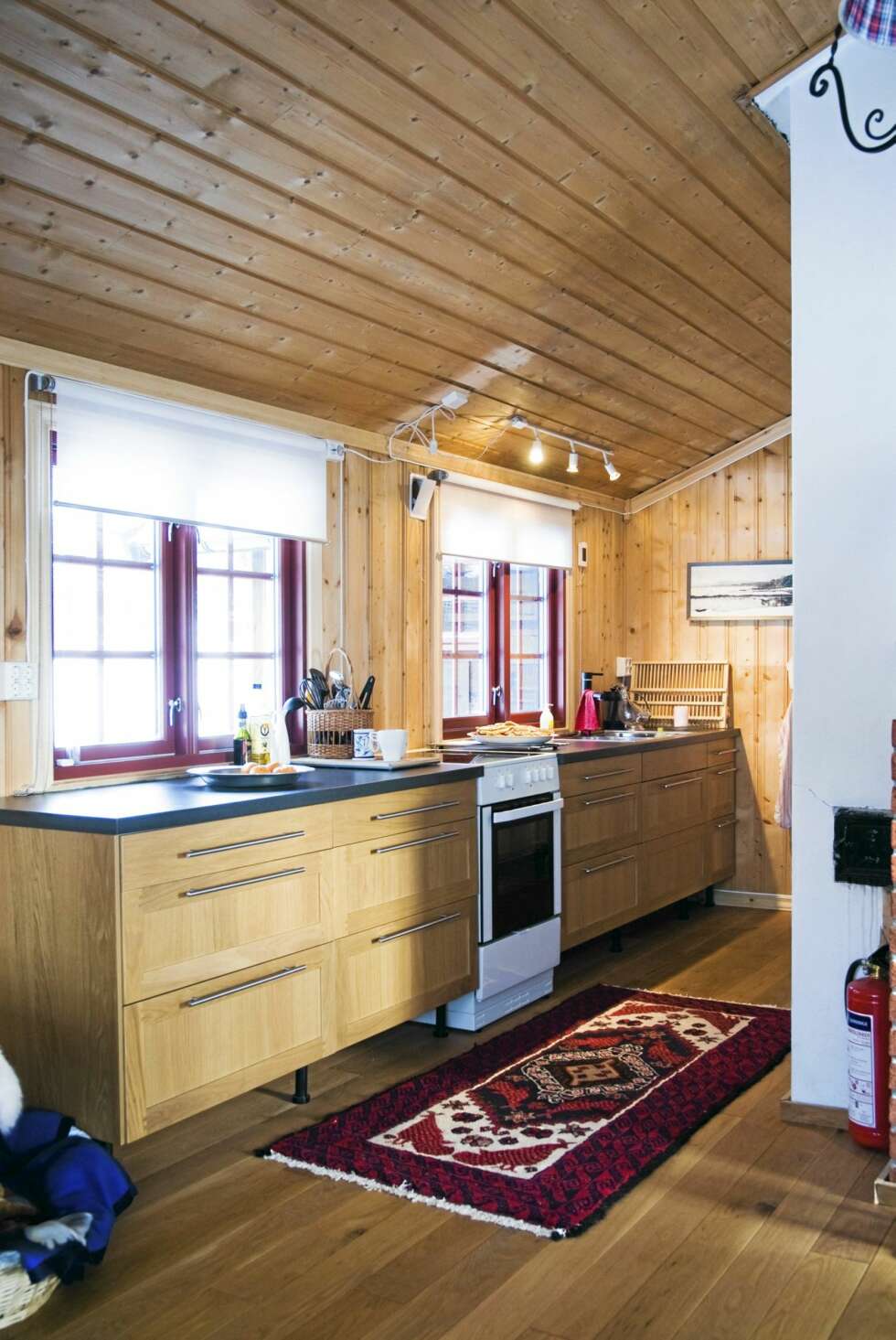NYTT KJØKKEN: Opprinnelig var planen at hytta skulle bygges ut, men mye av interiøret ble også skiftet ut med nytt, som blant annet kjøkkenet. NYTT KJØKKEN: Opprinnelig var planen at hytta skulle bygges ut, men mye av interiøret ble også skiftet ut med nytt, som blant annet kjøkkenet.