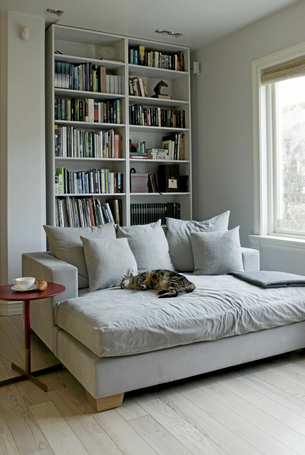 PRAKTISK SOFA. Hyllene bak sofaen er spraylakkert i fargen Lady 9904, Skumring S 1000-N. Sofa i mikrofiber fra Slettvoll, designet av Helene Henie. PRAKTISK SOFA. Hyllene bak sofaen er spraylakkert i fargen Lady 9904, Skumring S 1000-N. Sofa i mikrofiber fra Slettvoll, designet av Helene Henie.