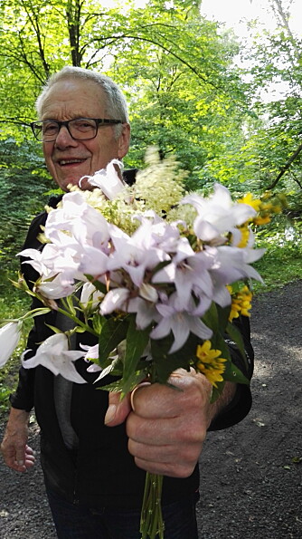 BLOMSTER: - Da han flyttet til omsorgsboligen der han bor nå, begynte han umiddelbart å plukke alle de fine blomstene i Sansehagen, og tok med inn til pleierne. De tok det heldigvis med et smil, og pyntet opp på avdelingen med dem. BLOMSTER: - Da han flyttet til omsorgsboligen der han bor nå, begynte han umiddelbart å plukke alle de fine blomstene i Sansehagen, og tok med inn til pleierne. De tok det heldigvis med et smil, og pyntet opp på avdelingen med dem.