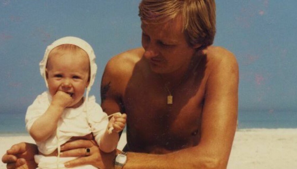BRA MANN: Pappaen til Ane Barmen var ein av dei fyrste i heimbygda som gjorde tradisjonelle «mammaoppgåver», som å fylgje barn til legekontroll. Her er Ane og pappaen sommaren 1985. BRA MANN: Pappaen til Ane Barmen var ein av dei fyrste i heimbygda som gjorde tradisjonelle «mammaoppgåver», som å fylgje barn til legekontroll. Her er Ane og pappaen sommaren 1985.