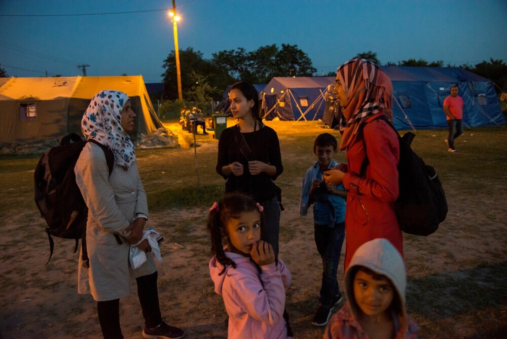FLYKTET ALENE FRA SYRIA: Søstrene Habari (17) og Rahaf (21) var veldig nervøse for å krysse grensen fra Serbia til Ungarn. FLYKTET ALENE FRA SYRIA: Søstrene Habari (17) og Rahaf (21) var veldig nervøse for å krysse grensen fra Serbia til Ungarn.
