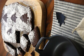 KAKEPYNT PÅ 1-2-3: Med melis er det ingen sak å lage hvit jul på en sjokoladekake. KAKEPYNT PÅ 1-2-3: Med melis er det ingen sak å lage hvit jul på en sjokoladekake.