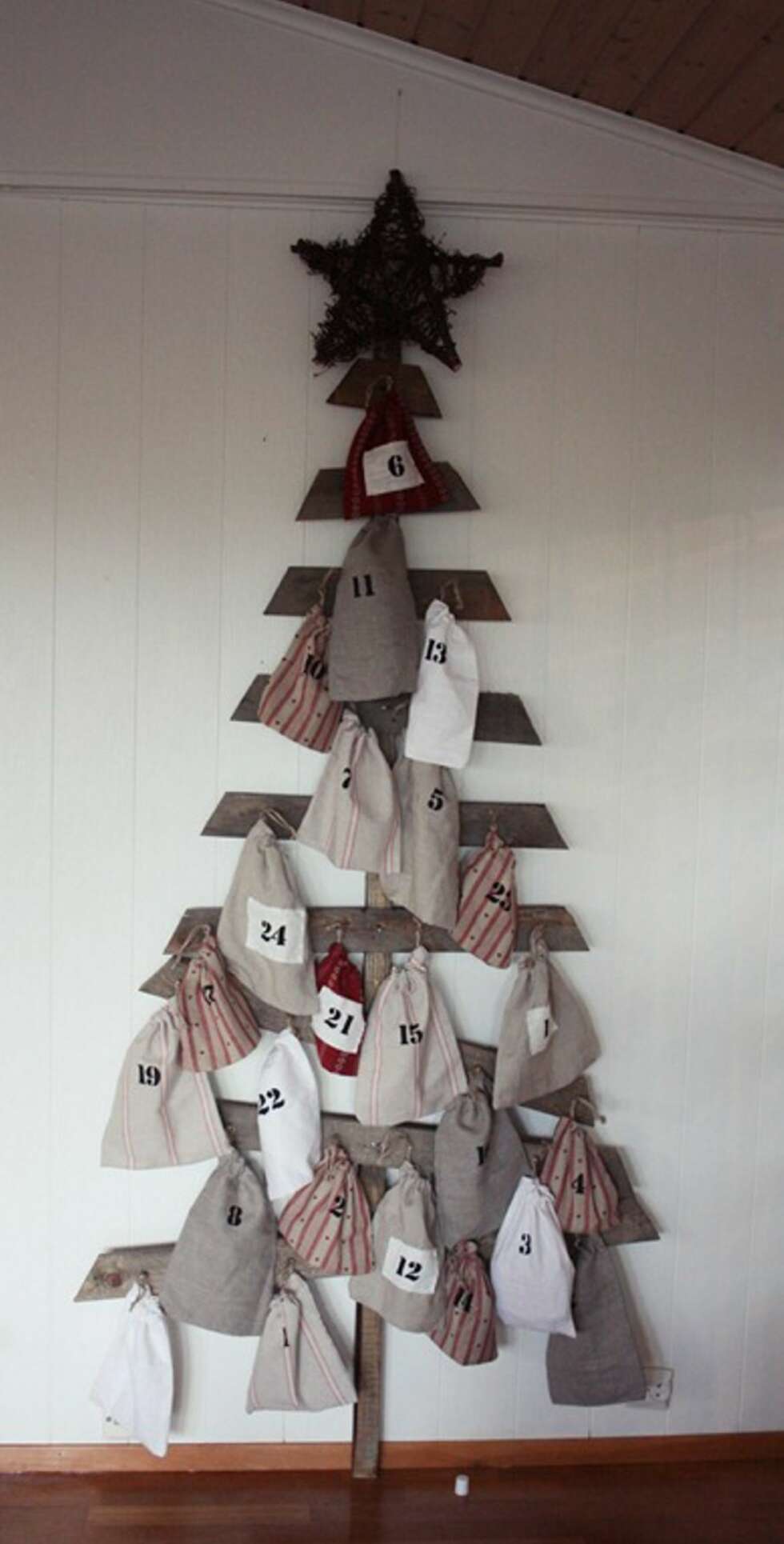 GJENBRUK: En pall ble til juletre, ble til adventskalender. GJENBRUK: En pall ble til juletre, ble til adventskalender.