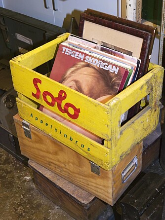En knallgul bruskasse med Solo- reklame rommer gamle LP- plater. Hva med en plate med Anita Skorgan og Jahn Teigen. En knallgul bruskasse med Solo- reklame rommer gamle LP- plater. Hva med en plate med Anita Skorgan og Jahn Teigen.