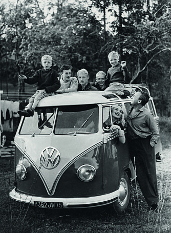 HELE FAMILIEN: I en franskregistrert VW Transporter Samba kjørte Sossen og Guy til Paris med alle guttene, unntatt Ståle som hadde reist i forveien. På taket, fra venstre: Øivind, Tom, Helge, Halvor og Frode. HELE FAMILIEN: I en franskregistrert VW Transporter Samba kjørte Sossen og Guy til Paris med alle guttene, unntatt Ståle som hadde reist i forveien. På taket, fra venstre: Øivind, Tom, Helge, Halvor og Frode.