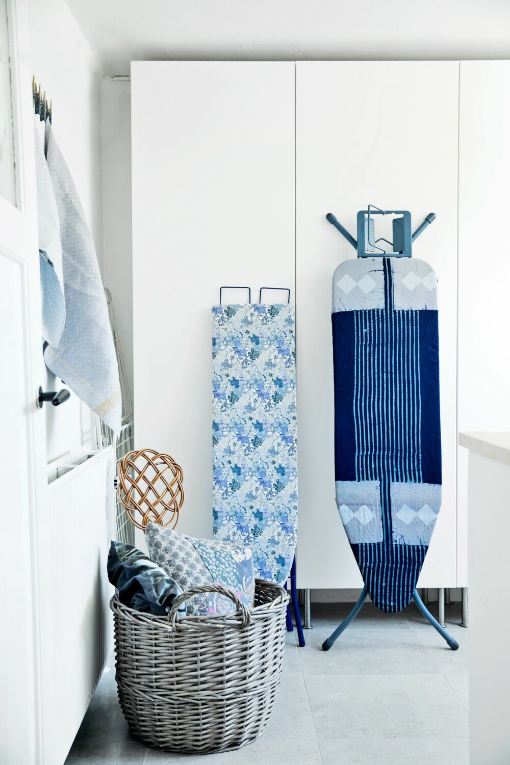 NYE TREKK: Det minste strykebrettet er trukket med et Libertystoff fra liberty.co.uk. Det største er dekorert med et stort tørkle. FOTO: Tia Borgsmidt NYE TREKK: Det minste strykebrettet er trukket med et Libertystoff fra liberty.co.uk. Det største er dekorert med et stort tørkle. FOTO: Tia Borgsmidt