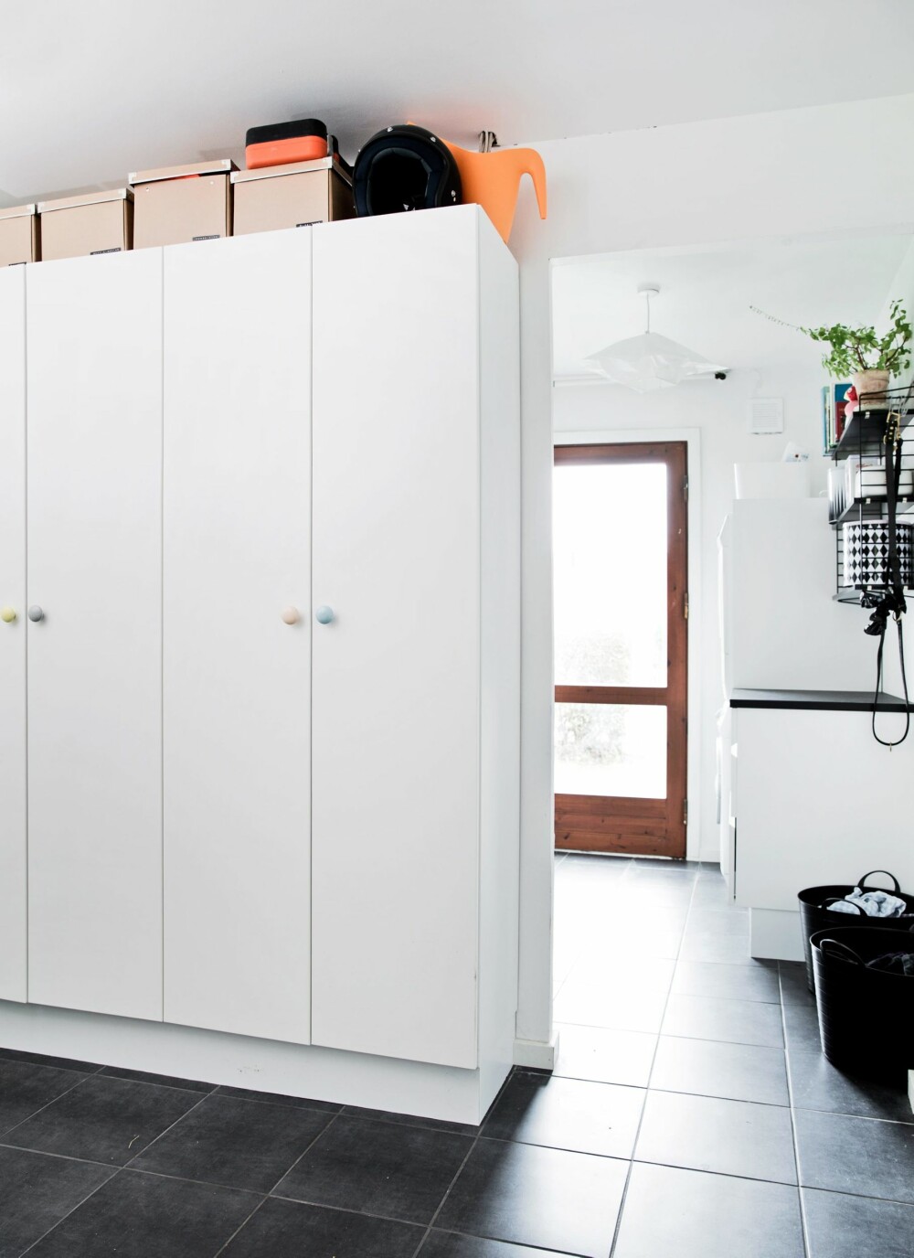NYE KNOTTER: Med fine knotter får høyskapet karakter og stil. Skapene er fra Ikea, og knottene i keramikk er fra Anne Black. FOTO: Tia Borgsmidt NYE KNOTTER: Med fine knotter får høyskapet karakter og stil. Skapene er fra Ikea, og knottene i keramikk er fra Anne Black. FOTO: Tia Borgsmidt