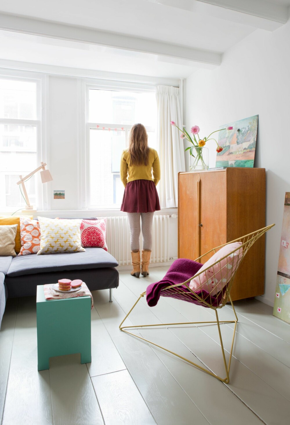 FARGERIKT: I tredje etasje ligger stue og arbeidsrom,
og innredningen er en miks av bruktfunn, Ikea og designmøbler. Både stolen, det lille bordet og maleriet er fra ijm.nl. Sofaen er fra Ikea, trelampen fra Muuto, mens Pastoe-skapet er kjøpt brukt på nettet.
FARGERIKT: I tredje etasje ligger stue og arbeidsrom,
og innredningen er en miks av bruktfunn, Ikea og designmøbler. Både stolen, det lille bordet og maleriet er fra ijm.nl. Sofaen er fra Ikea, trelampen fra Muuto, mens Pastoe-skapet er kjøpt brukt på nettet.