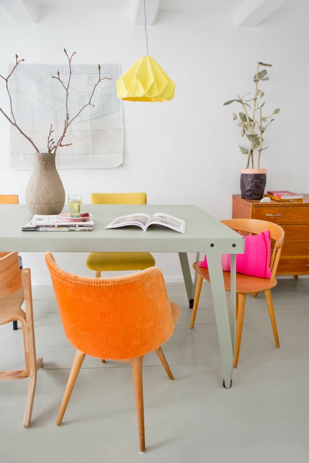 VÅRLIG STEMNING: Spisebordet Lloyd i stål er fra den nederlandske designbutikken edwinpelser.nl. Trestolen er kjøpt brukt på nett, den oransje stolen er fra ijmcolour.com, og stolen ved enden av bordet er fra Hay. De gule papirlampene er fra studiosnowpuppe.nl, vasen fra serax.com, emaljetekannen fra emaillekeizer.nl og bildet på veggen fra skujeniece.com. VÅRLIG STEMNING: Spisebordet Lloyd i stål er fra den nederlandske designbutikken edwinpelser.nl. Trestolen er kjøpt brukt på nett, den oransje stolen er fra ijmcolour.com, og stolen ved enden av bordet er fra Hay. De gule papirlampene er fra studiosnowpuppe.nl, vasen fra serax.com, emaljetekannen fra emaillekeizer.nl og bildet på veggen fra skujeniece.com.
