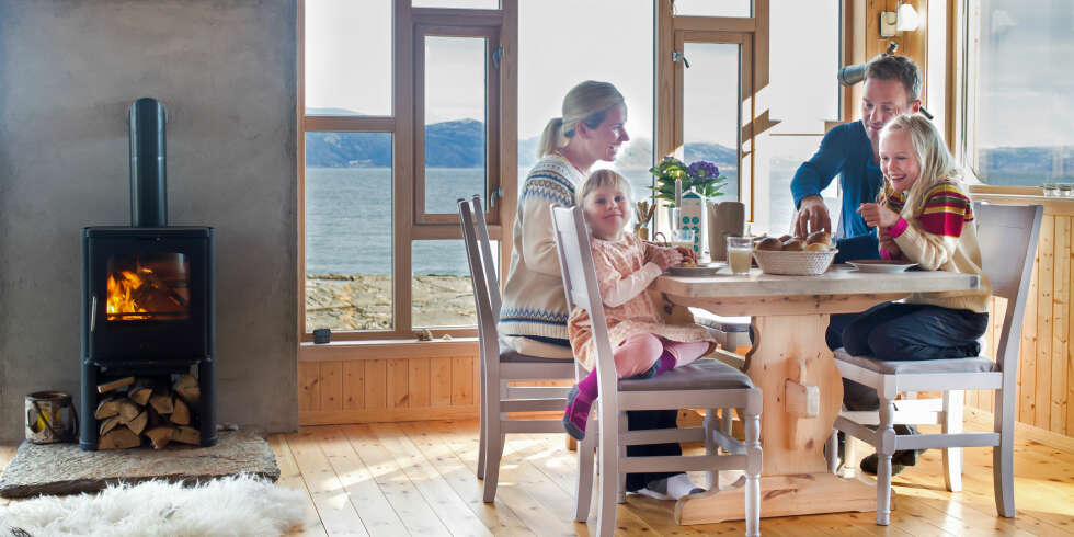 MORGENSTUND: Tiden flyr når familien samles til frokost. Stolene er modifisert og malt. Før var de mørke med buet rygg. (FOTO: Kathrine Sørgård)
MORGENSTUND: Tiden flyr når familien samles til frokost. Stolene er modifisert og malt. Før var de mørke med buet rygg. (FOTO: Kathrine Sørgård)