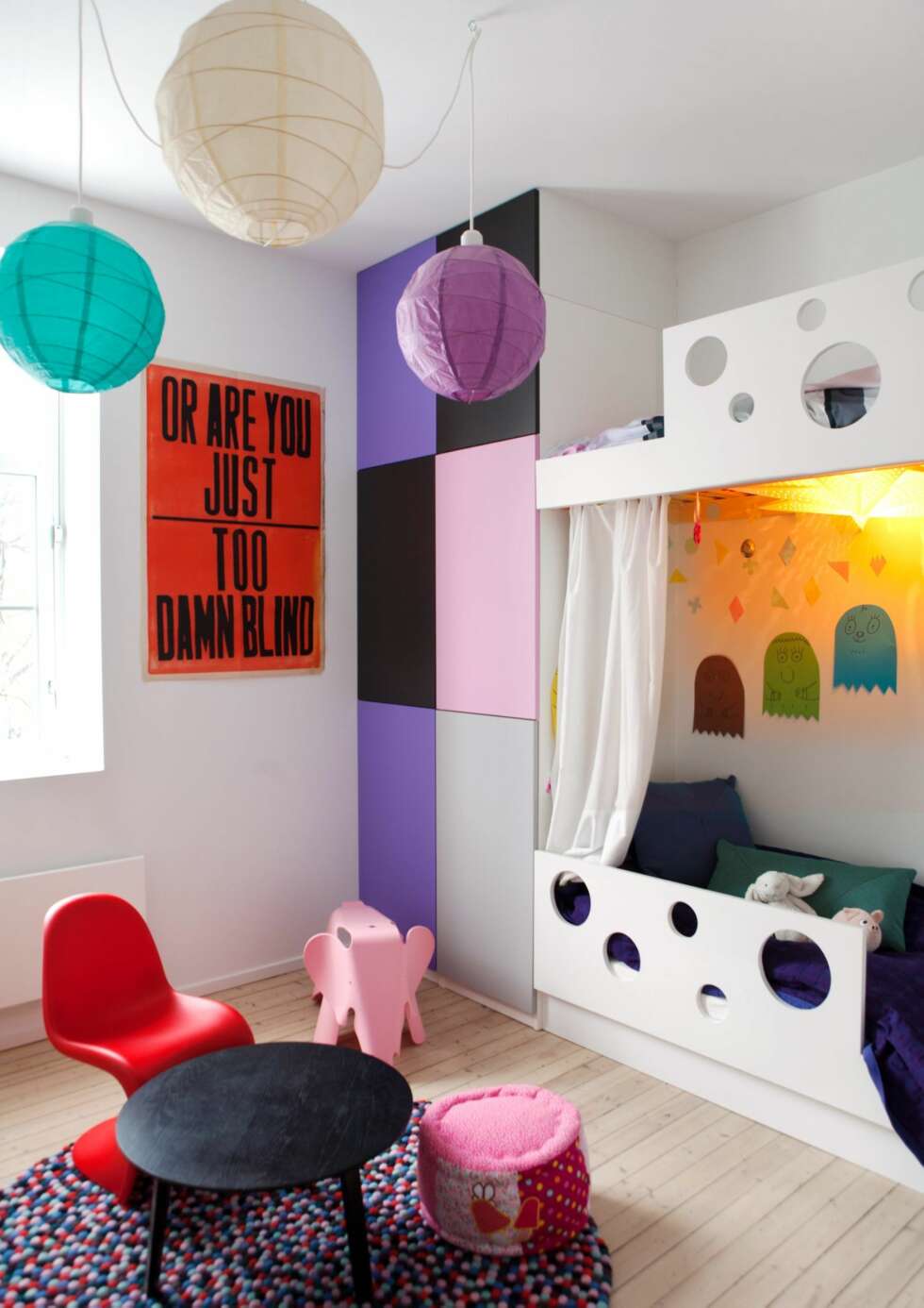 FARGEFEST: Jenterommet er fargerikt og lekent, og innredet med designklassikere i miniatyr. Den røde Verner Panton-stolen har
selskap av en rosa elefant fra Eames. Teppet fra Hay tar opp fargene som er brukt ellers i rommet. Skapstammen er fra Ikea, og dørene er malte mdf-plater. FARGEFEST: Jenterommet er fargerikt og lekent, og innredet med designklassikere i miniatyr. Den røde Verner Panton-stolen har
selskap av en rosa elefant fra Eames. Teppet fra Hay tar opp fargene som er brukt ellers i rommet. Skapstammen er fra Ikea, og dørene er malte mdf-plater.