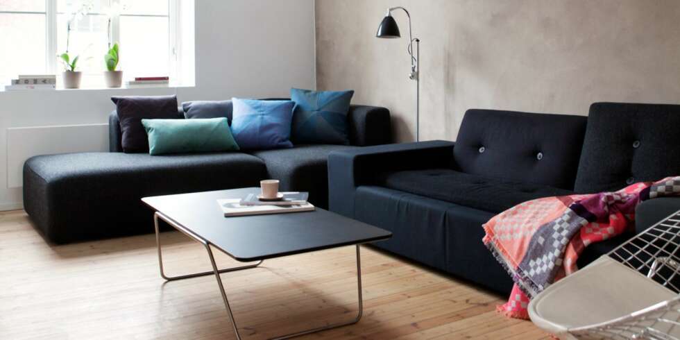 STILSIKKER STUE: Sofaen Polder fra Vitra passer fint sammen med Hay-sofaen under vinduet. Pledd og puter er også fra Hay. Stolen heter
Diamond Chair og er designet av Harry Bertoia, gulvlampen Bestlite er fra Gubi. STILSIKKER STUE: Sofaen Polder fra Vitra passer fint sammen med Hay-sofaen under vinduet. Pledd og puter er også fra Hay. Stolen heter
Diamond Chair og er designet av Harry Bertoia, gulvlampen Bestlite er fra Gubi.
