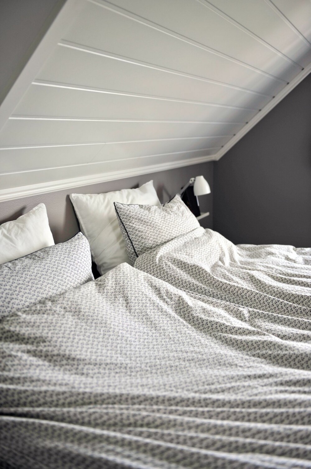 LUN STEMNING: Fargen på hovedsoverommet er lun og heter Varm lin. Sengetøyet er fra Pomp de Lux. Lampen Trål er fra Ikea. LUN STEMNING: Fargen på hovedsoverommet er lun og heter Varm lin. Sengetøyet er fra Pomp de Lux. Lampen Trål er fra Ikea.