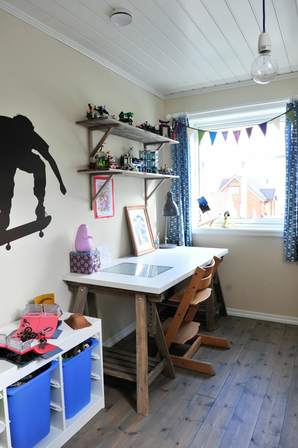 GUTTEROM: Ingen tvil om at det bor en aktiv kar her. Bord og oppbevaringsreol fra Ikea. Hyllen over pulten er laget av en hobbyplate fra Ikea og beiset i fargen Drivved. Sjablong fra wallsticker.nl, taklampe fra Nud, bordlampe fra Ikea. Gardinene er sydd av stoff fra Stoff & Stil. GUTTEROM: Ingen tvil om at det bor en aktiv kar her. Bord og oppbevaringsreol fra Ikea. Hyllen over pulten er laget av en hobbyplate fra Ikea og beiset i fargen Drivved. Sjablong fra wallsticker.nl, taklampe fra Nud, bordlampe fra Ikea. Gardinene er sydd av stoff fra Stoff & Stil.