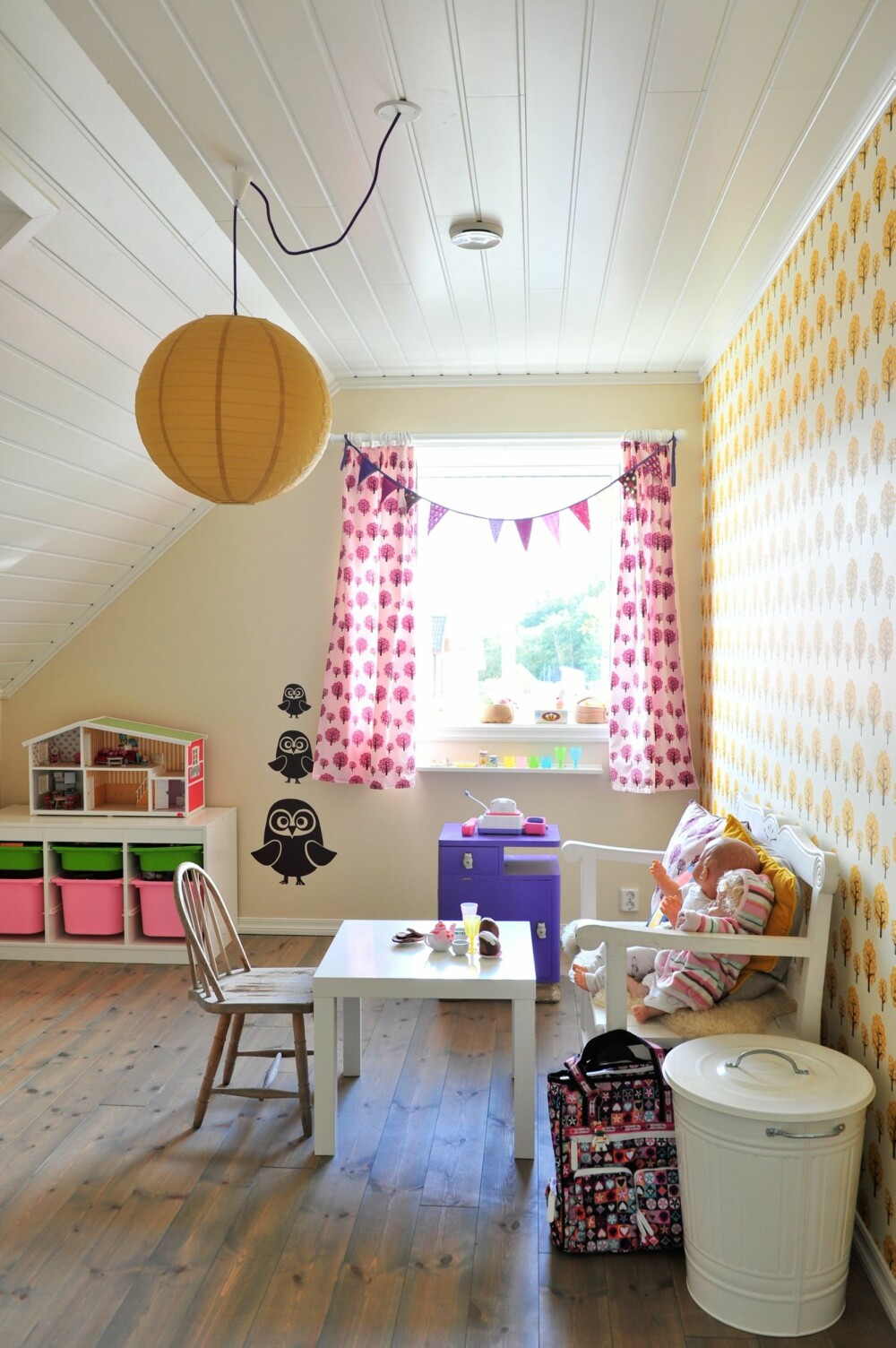 JENTEROM: Gult er kult. Lives rom har tapet fra Ferm Living. Lampen fra Nud er kledd med en skjerm fra Søstrene Grene. Slagbenk fra Nordal, hvitt bord, spann og oppbevaringsreol fra Ikea, og ugle-sjablong fra Ferm Living. Det lilla bordet er et gammelt nattbord. JENTEROM: Gult er kult. Lives rom har tapet fra Ferm Living. Lampen fra Nud er kledd med en skjerm fra Søstrene Grene. Slagbenk fra Nordal, hvitt bord, spann og oppbevaringsreol fra Ikea, og ugle-sjablong fra Ferm Living. Det lilla bordet er et gammelt nattbord.