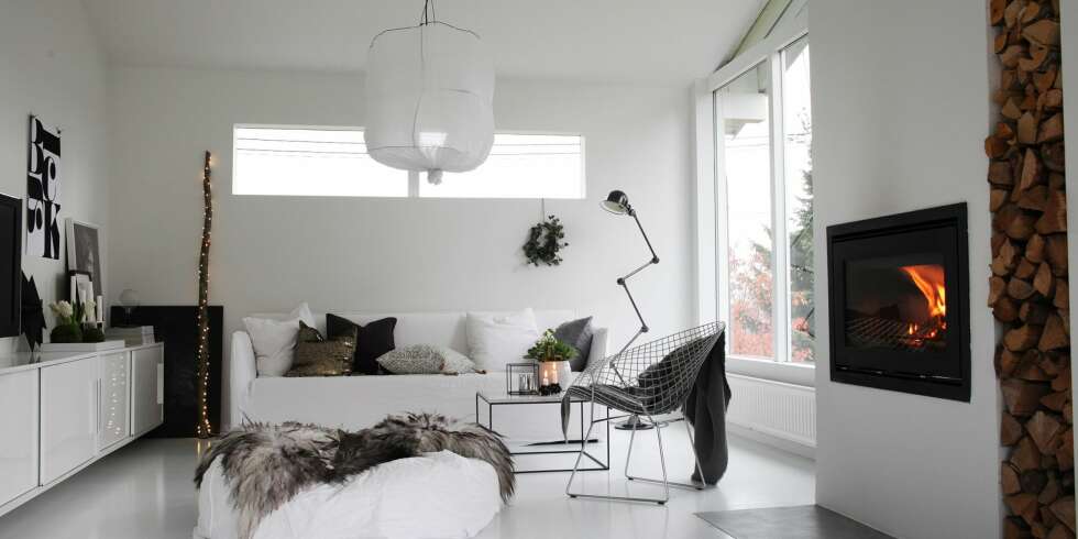 STIL I STUEN: I sofaen Ghost fra Gervasoni er det lett å kose seg. Puffen er også derfra, og skinnet er fra Roar Pelsindustri. Stolen Diamond chair er fra Harry Bertoia, og skjenken er fra Ikea. Putene er fra Sence of Joy og Day Home. Lampen Mark Eden Schooley lamp er kjøpt på artilleriet.se. Peisinnsatsen er fra Peisselskabet. STIL I STUEN: I sofaen Ghost fra Gervasoni er det lett å kose seg. Puffen er også derfra, og skinnet er fra Roar Pelsindustri. Stolen Diamond chair er fra Harry Bertoia, og skjenken er fra Ikea. Putene er fra Sence of Joy og Day Home. Lampen Mark Eden Schooley lamp er kjøpt på artilleriet.se. Peisinnsatsen er fra Peisselskabet.
