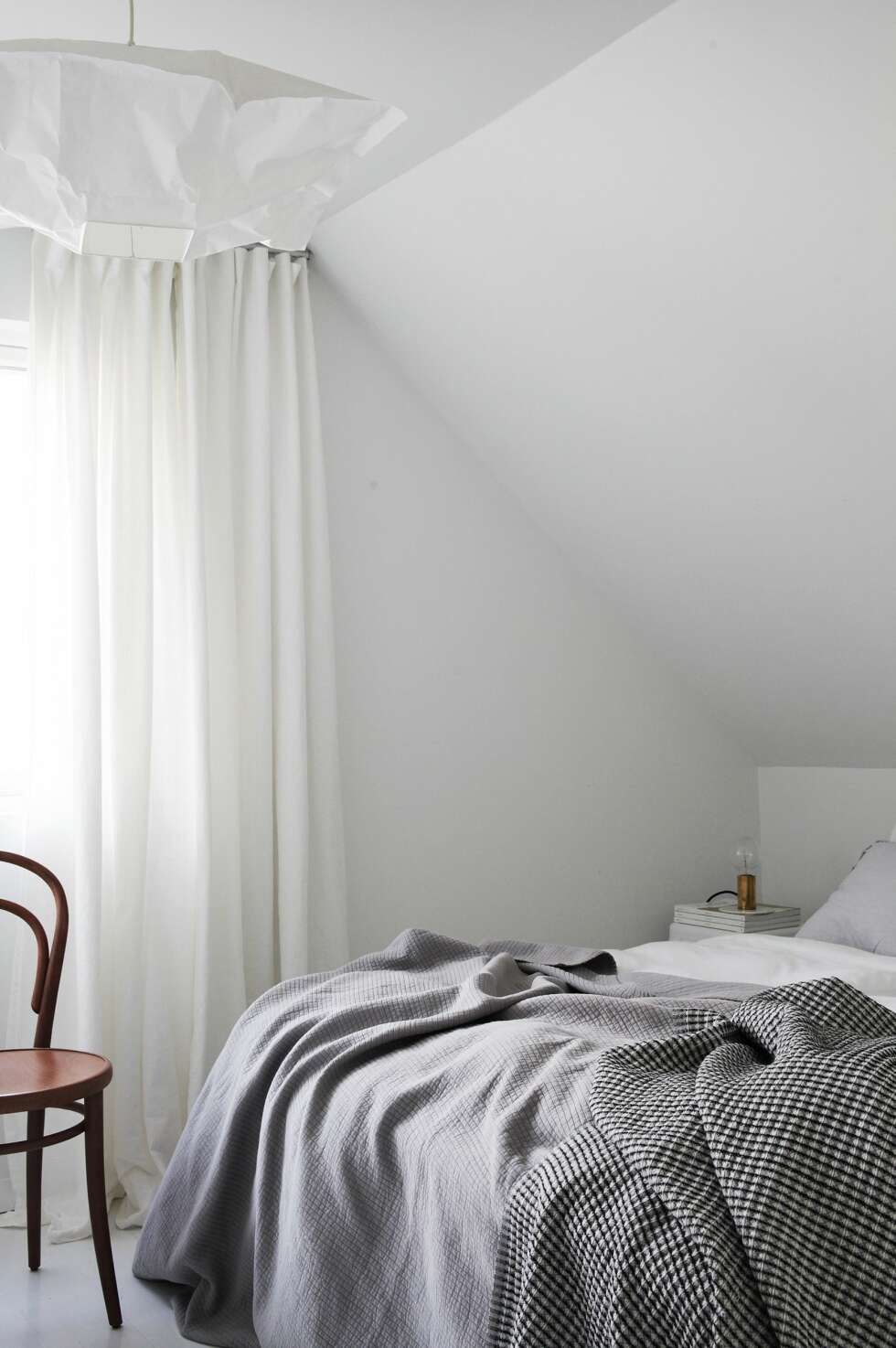 DUS STEMNING: Sarte farger gjør soverommet til et behagelig sted å være. Lampen er laget av Erica Marley. Sengetøyet og teppet er fra H&M Home. Taklampen er fra Ikea, og stolen er kjøpt på artilleriet. se. DUS STEMNING: Sarte farger gjør soverommet til et behagelig sted å være. Lampen er laget av Erica Marley. Sengetøyet og teppet er fra H&M Home. Taklampen er fra Ikea, og stolen er kjøpt på artilleriet. se.