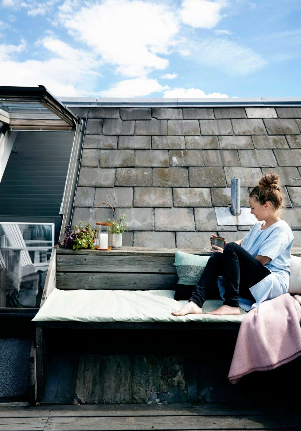 BENK DEG TIL: Døren til takterrassen er en luke i taket. Vær, vind og mose har
satt sitt preg på taket gjennom årene, noe som gir et fint
utgangspunkt for den rustikke stilen beboerne har valgt. Madrassen på benken har fått et trekk i et grønt lerretsstoff fra stoffogstil.no. Det rosa pleddet er fra normann-copenhagen.com. FOTO: Christina Birch BENK DEG TIL: Døren til takterrassen er en luke i taket. Vær, vind og mose har
satt sitt preg på taket gjennom årene, noe som gir et fint
utgangspunkt for den rustikke stilen beboerne har valgt. Madrassen på benken har fått et trekk i et grønt lerretsstoff fra stoffogstil.no. Det rosa pleddet er fra normann-copenhagen.com. FOTO: Christina Birch