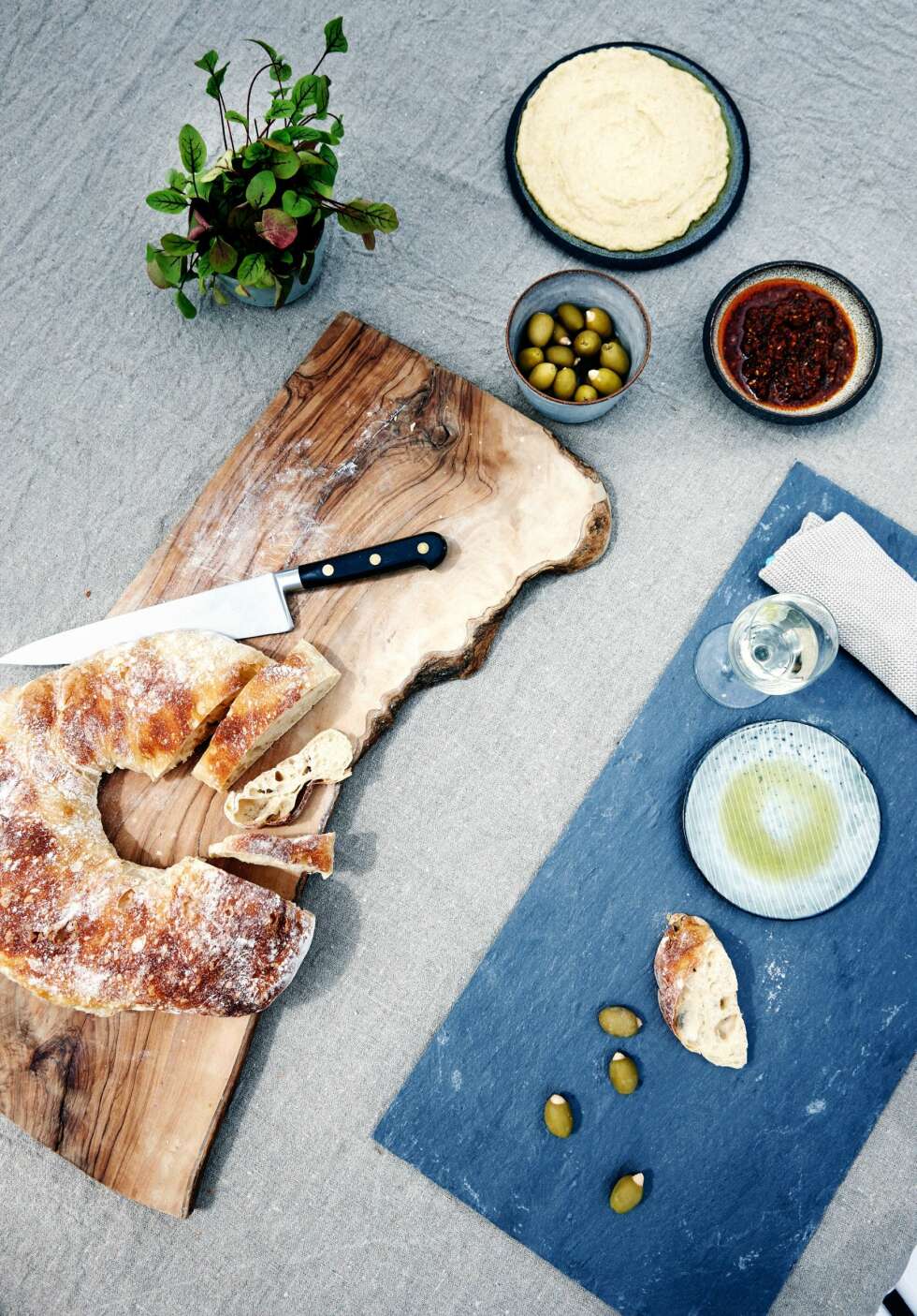 SMAKELIG MÅLTID: Naturlige nyanser og røffe materialer gjør bordet rustikt
og spennende. Tallerkenen er en gammel skiferplate. Skjærebrettet er fra villahomeandgarden.dk, mens olivenskålen og den store tallerkenen er fra keramiker Gurli Elbækgaard, elbaekgaard.dk. Duken er et grovt linstoff fra stoffogstil.no. FOTO: Christina Birch SMAKELIG MÅLTID: Naturlige nyanser og røffe materialer gjør bordet rustikt
og spennende. Tallerkenen er en gammel skiferplate. Skjærebrettet er fra villahomeandgarden.dk, mens olivenskålen og den store tallerkenen er fra keramiker Gurli Elbækgaard, elbaekgaard.dk. Duken er et grovt linstoff fra stoffogstil.no. FOTO: Christina Birch