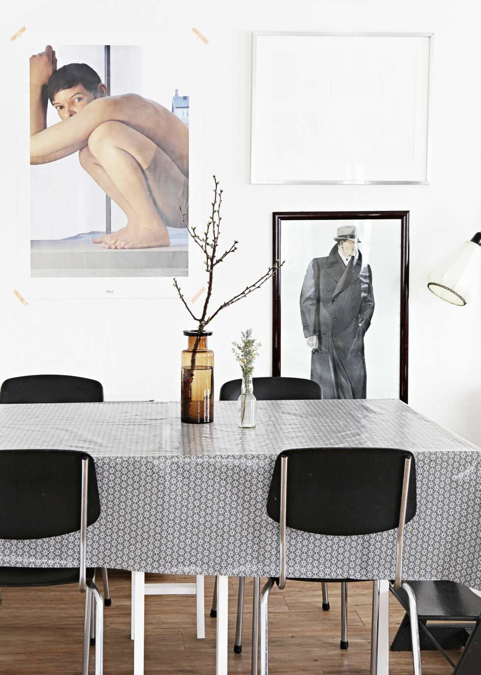 KJØKKENKROK: Ved kjøkkenbordet sitter familien til hverdags. Trykket av mannen i frakk fra 50-tallet, er fra en herreklesbutikk. Plakaten med gutten kjøpte Anne på Aros kunstmuseum i Århus. Stolene er et bruktfunn. KJØKKENKROK: Ved kjøkkenbordet sitter familien til hverdags. Trykket av mannen i frakk fra 50-tallet, er fra en herreklesbutikk. Plakaten med gutten kjøpte Anne på Aros kunstmuseum i Århus. Stolene er et bruktfunn.