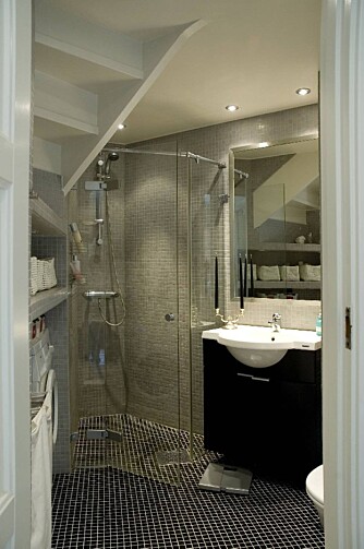 Se på dette flotte badet! Svarte og grå mosaikkfliser på badet er rålekkert. Se på dette flotte badet! Svarte og grå mosaikkfliser på badet er rålekkert.