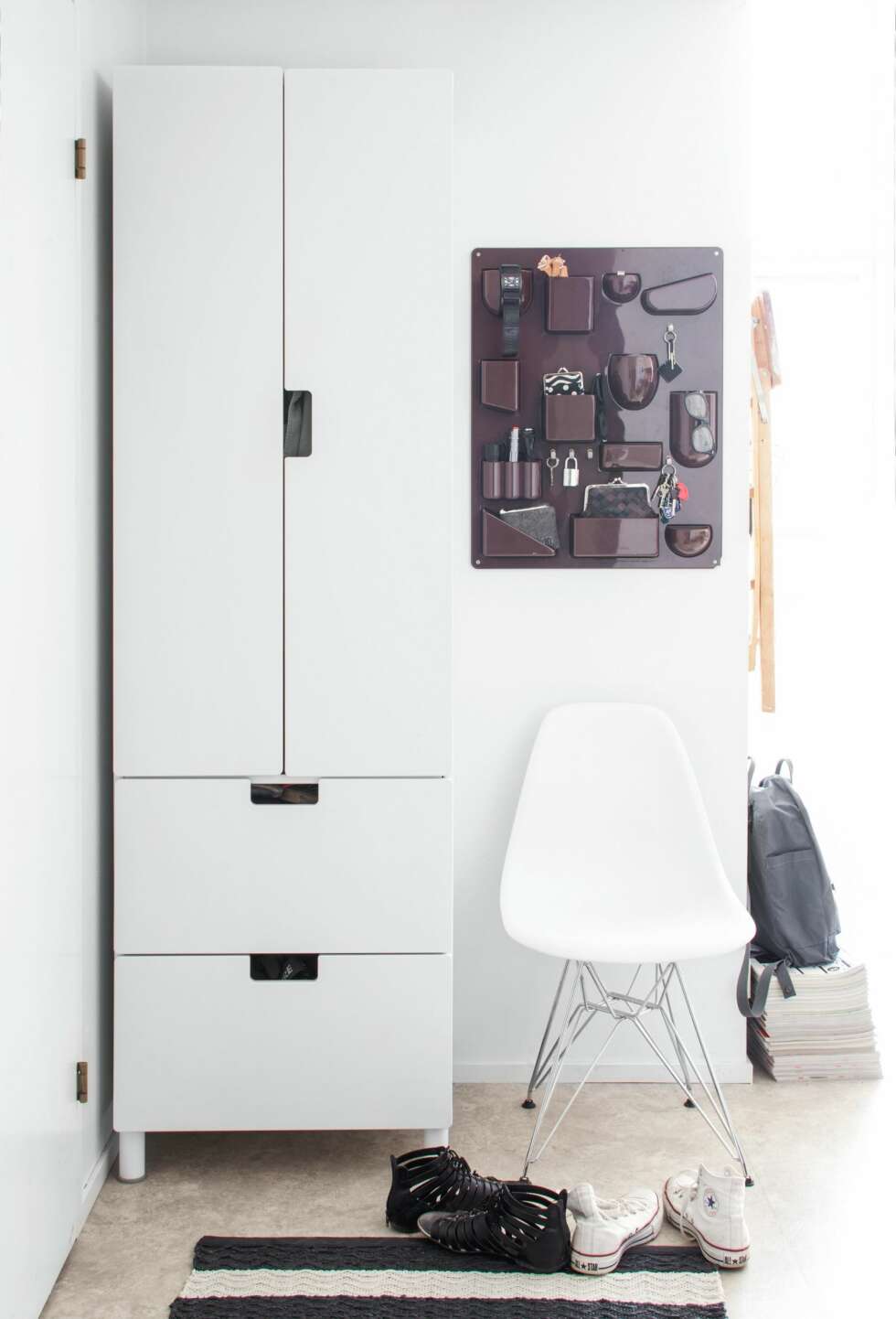 OPPBEVARING: I entreen står et enkelt hvitt Ikea-skap til ytterklær. Den vegghengte oppbevaringen Utensilo er en designklassiker fra Vitra. Til tross for at paret leier boligen har de lykkes med å sette sitt eget preg på den. FOTO: KATJA LÖSÖNEN OPPBEVARING: I entreen står et enkelt hvitt Ikea-skap til ytterklær. Den vegghengte oppbevaringen Utensilo er en designklassiker fra Vitra. Til tross for at paret leier boligen har de lykkes med å sette sitt eget preg på den. FOTO: KATJA LÖSÖNEN
