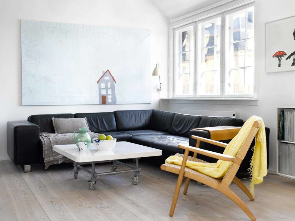 KOMBINERER MATERIALER: Tone har sansen for ulike overflater og materialer i kombinasjon. Her har hun blandet tre, metall, skinn og tekstiler. Bildet har Tone laget, og med tiden skal barna få male på flere hus. Sofa fra Bolia. KOMBINERER MATERIALER: Tone har sansen for ulike overflater og materialer i kombinasjon. Her har hun blandet tre, metall, skinn og tekstiler. Bildet har Tone laget, og med tiden skal barna få male på flere hus. Sofa fra Bolia.