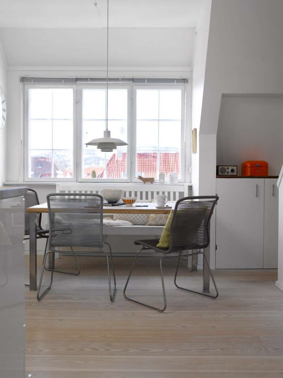 KJØKKEN: Tone synes PH-lampen gir et perfekt lys. Veggklokken er designet av Arne Jacobsen. Kurven er fra Olivers & Co, og kopper og bollen tilhører Tone Seppolas Babydesign. Innredningen er fra Kvik og har benkeplate i eik. KJØKKEN: Tone synes PH-lampen gir et perfekt lys. Veggklokken er designet av Arne Jacobsen. Kurven er fra Olivers & Co, og kopper og bollen tilhører Tone Seppolas Babydesign. Innredningen er fra Kvik og har benkeplate i eik.