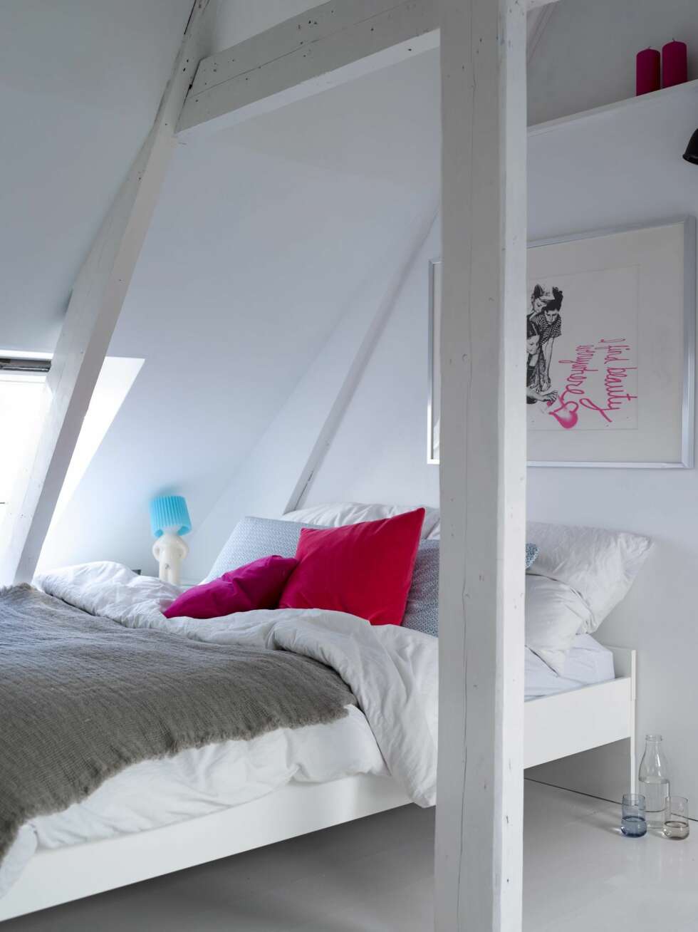 FRISKE FARGEKLATTER: Hvitt sprites opp av sprelske fargeklatter på soverommet. Fra Velux-vinduet kan man se Holmenkollen. Sengen er fra Ikea, bildet er av Mr. Brainwash. Lampen One man shy-mr.p desk table lamp, går under navnet tissemannen, og er et morsomt innslag for små og store. FRISKE FARGEKLATTER: Hvitt sprites opp av sprelske fargeklatter på soverommet. Fra Velux-vinduet kan man se Holmenkollen. Sengen er fra Ikea, bildet er av Mr. Brainwash. Lampen One man shy-mr.p desk table lamp, går under navnet tissemannen, og er et morsomt innslag for små og store.