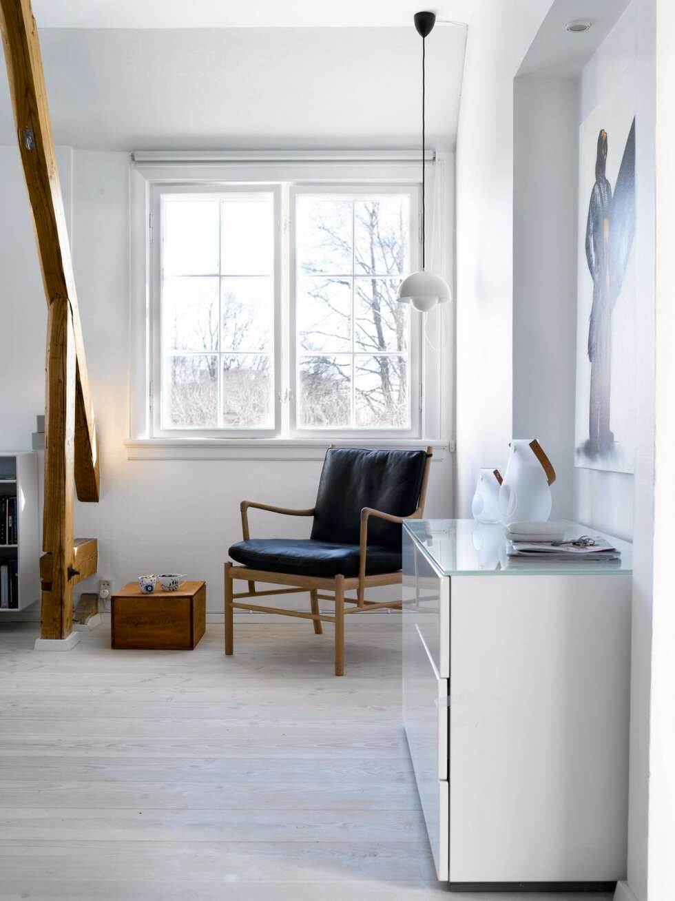 LESEKROK: Foran vinduet er det gjort plass til en fin lesekrok. Et behagelig lys finner veien inn og gir gode leseforhold. Lampen er fra
Verner Panton, Colonial Chair er fra Carl Hansen & Søn og lyslykten er fra Holmegaard. LESEKROK: Foran vinduet er det gjort plass til en fin lesekrok. Et behagelig lys finner veien inn og gir gode leseforhold. Lampen er fra
Verner Panton, Colonial Chair er fra Carl Hansen & Søn og lyslykten er fra Holmegaard.