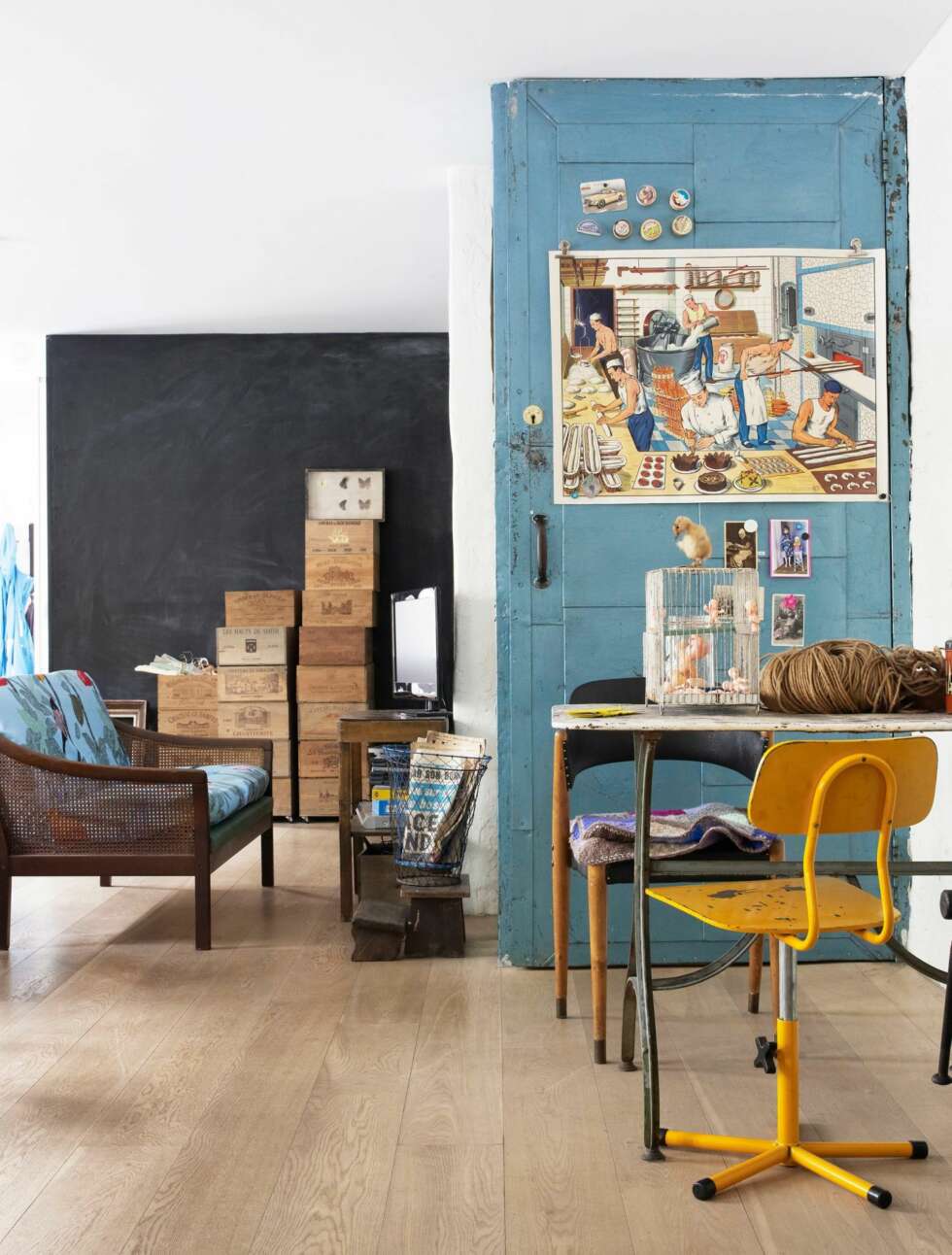 FRANSKE SKATTER: Metalldøren opp til andre etasje er et perfekt bakteppe for de franske skattene. Didier har kjøpt sofaen på Fretex, og putene er trukket med stoff fra Ikea. De gamle vinkassene selger de mye av, både til vinsamlere og til folk som vil lage bokhylle av kassene. Den gule stolen reddet Nina fra en container her hjemme, den svarte stolen fulgte med huset. FRANSKE SKATTER: Metalldøren opp til andre etasje er et perfekt bakteppe for de franske skattene. Didier har kjøpt sofaen på Fretex, og putene er trukket med stoff fra Ikea. De gamle vinkassene selger de mye av, både til vinsamlere og til folk som vil lage bokhylle av kassene. Den gule stolen reddet Nina fra en container her hjemme, den svarte stolen fulgte med huset.