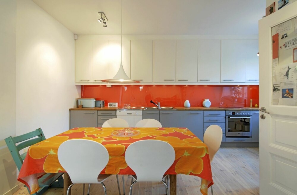 DESIGN I HØYSETET: Det nye, åpne og lyse kjøkkenet er som et friskt pust i det gamle murhuset. Her ser vi rommet sett fra trappen som leder til tredje etasje, loftet i huset. Deler av de gamle skapene ble brukt på nytt. DESIGN I HØYSETET: Det nye, åpne og lyse kjøkkenet er som et friskt pust i det gamle murhuset. Her ser vi rommet sett fra trappen som leder til tredje etasje, loftet i huset. Deler av de gamle skapene ble brukt på nytt.