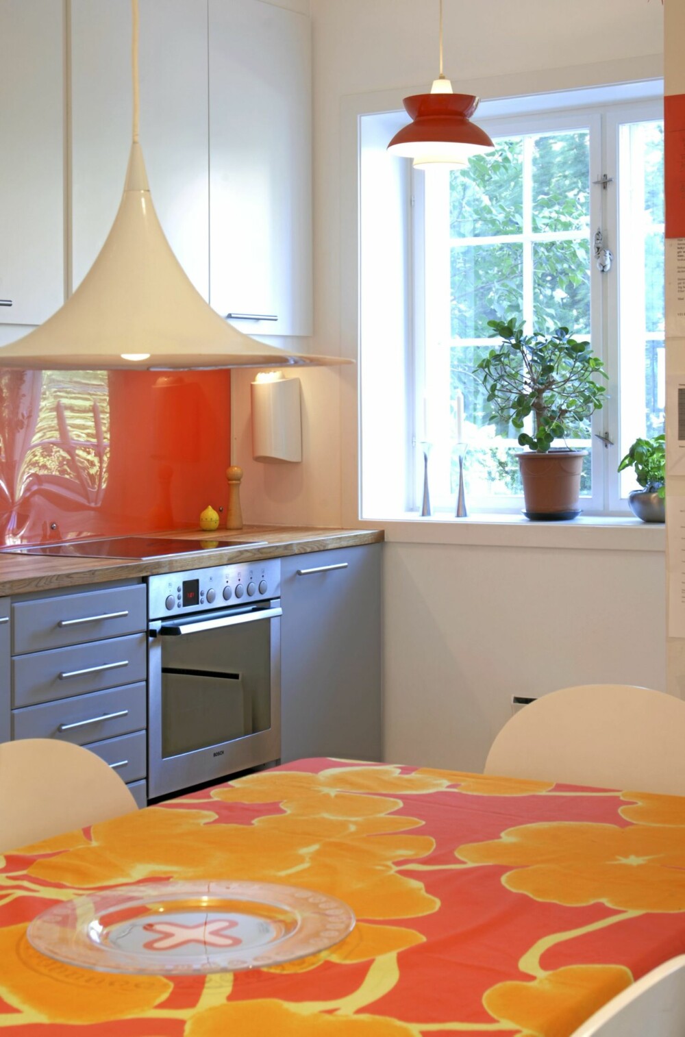 SAMSPILL MELLOM FORMER: Klassiske design taklamper står godt til det tidløse stiluttrykket dette rommet har. SAMSPILL MELLOM FORMER: Klassiske design taklamper står godt til det tidløse stiluttrykket dette rommet har.