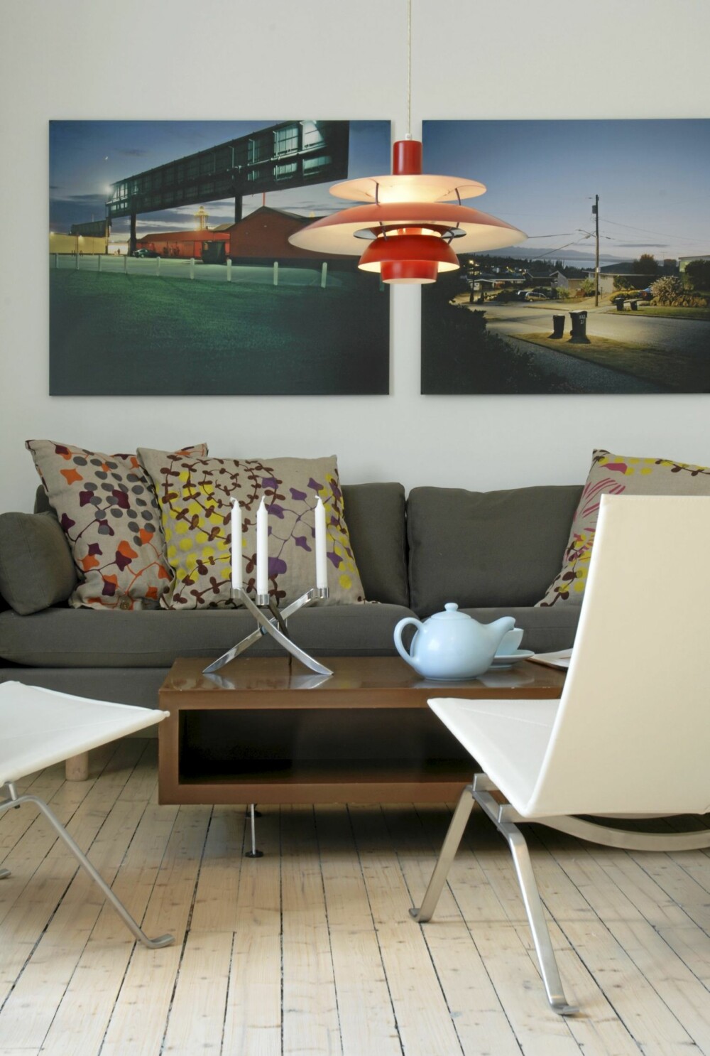 MØTE MELLOM DESIGNTIDER: Det ligger nesten femti år mellom de gamle design stolene PK 22 og de nyere tingene som tekannen designet av Nigella Lawson. MØTE MELLOM DESIGNTIDER: Det ligger nesten femti år mellom de gamle design stolene PK 22 og de nyere tingene som tekannen designet av Nigella Lawson.