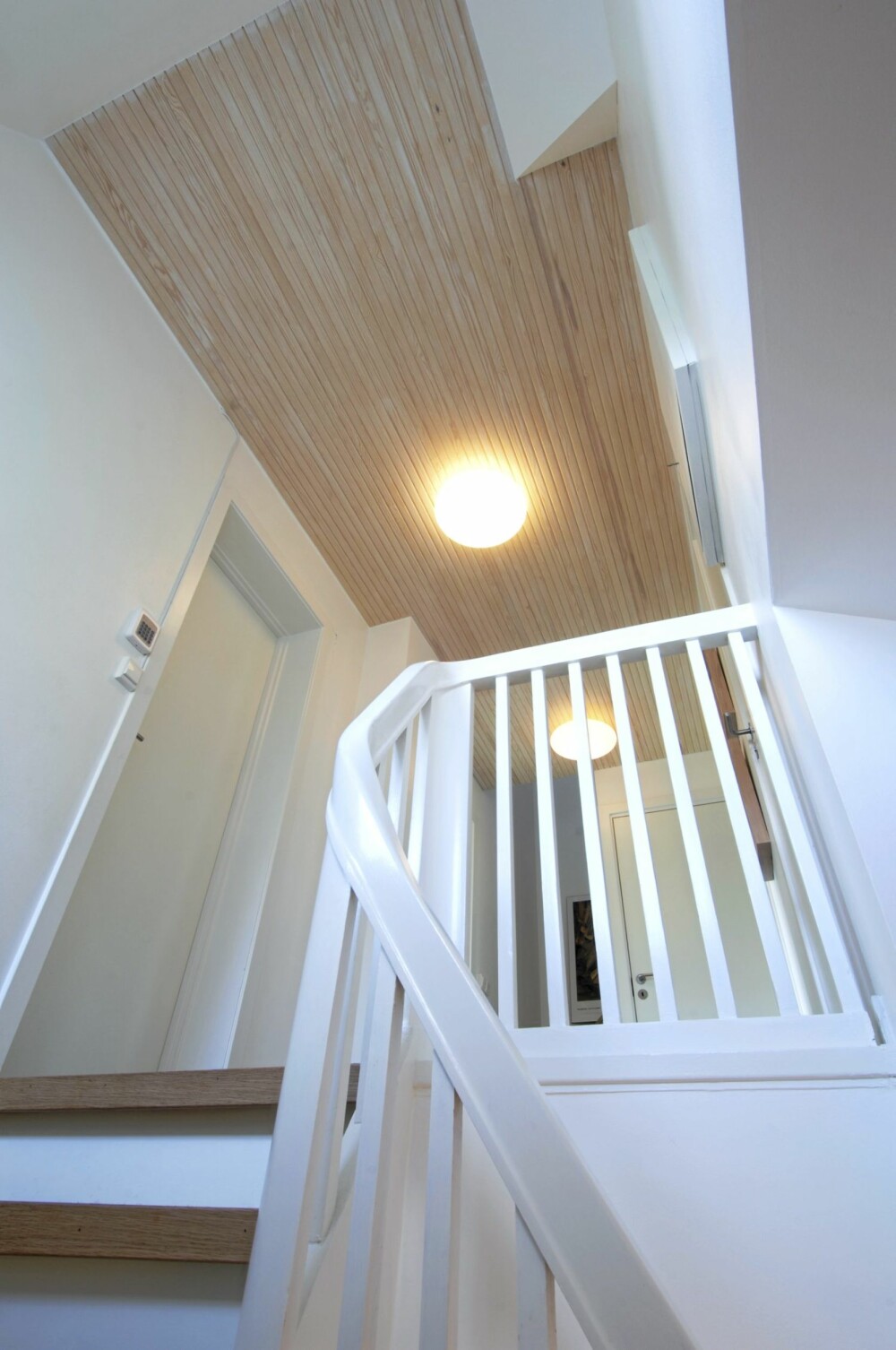 EN SKULPTUR I HUSET: Trappen leder opp til både til bad og ulike soverom. EN SKULPTUR I HUSET: Trappen leder opp til både til bad og ulike soverom.