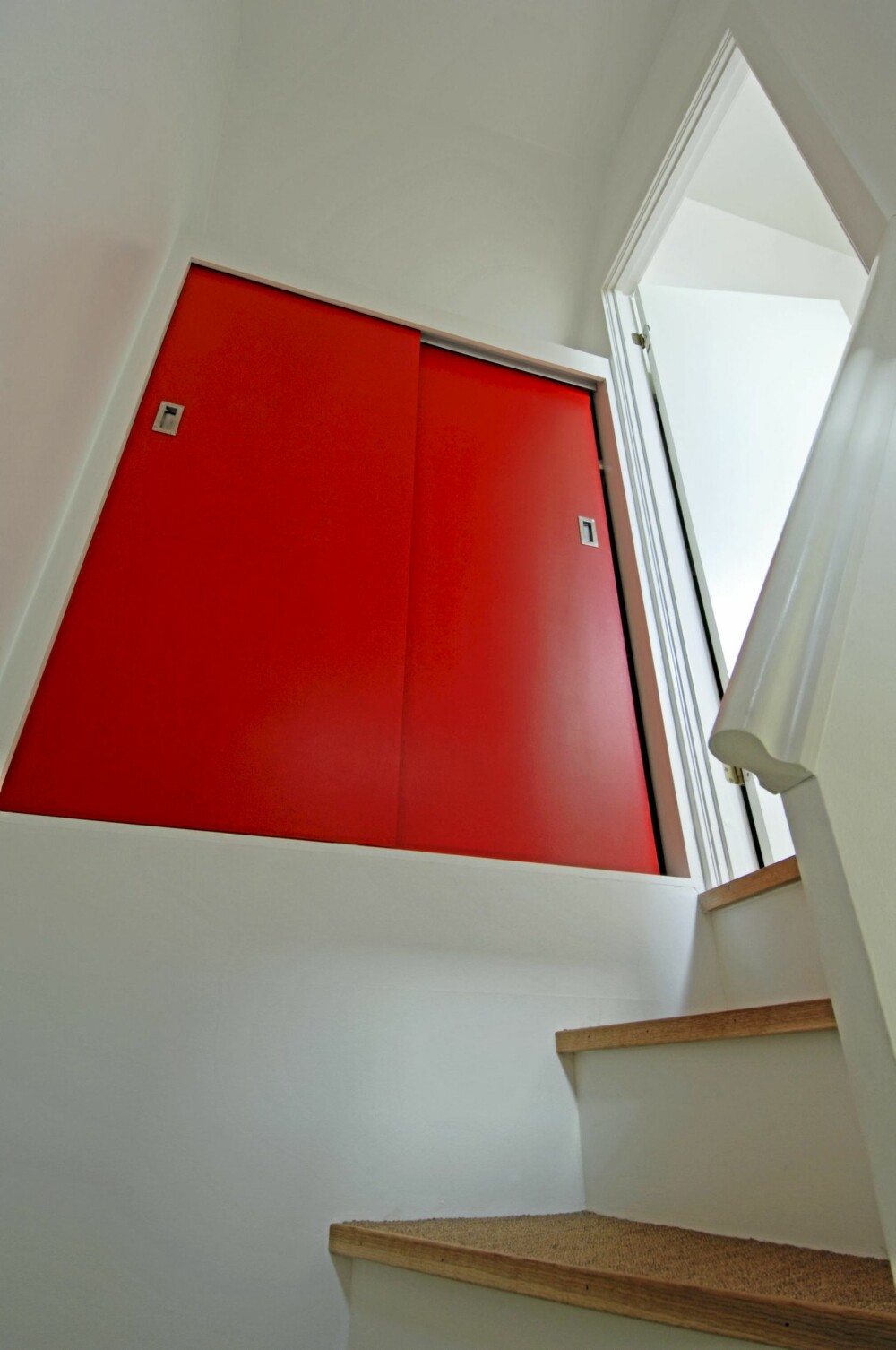 TØFF KONTRAST: Døren til lagringsrommet ved trappen har også fått en knallfarge. TØFF KONTRAST: Døren til lagringsrommet ved trappen har også fått en knallfarge.