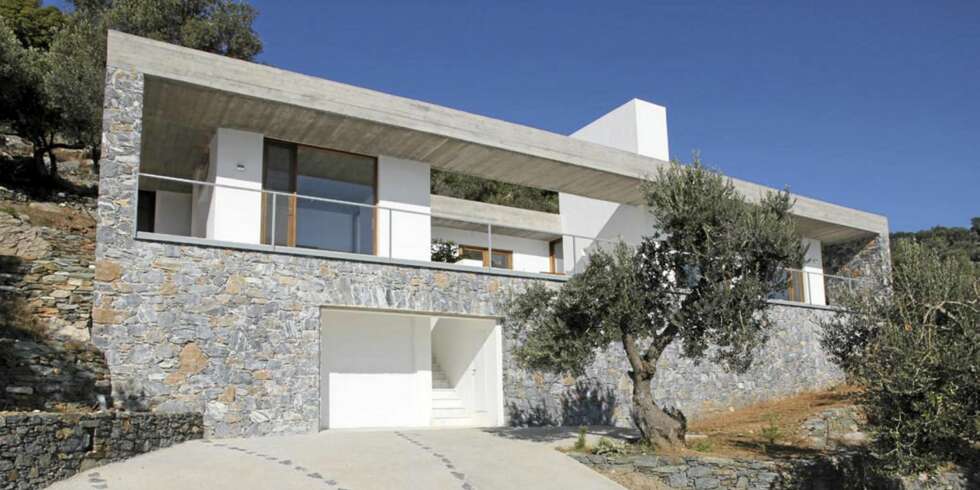 MASSIV SJARM: Det boksaktige feriehuset på Lesbos er signert eierne, arkitektparet Lars Frank Nielsen og Helle Starch. MASSIV SJARM: Det boksaktige feriehuset på Lesbos er signert eierne, arkitektparet Lars Frank Nielsen og Helle Starch.