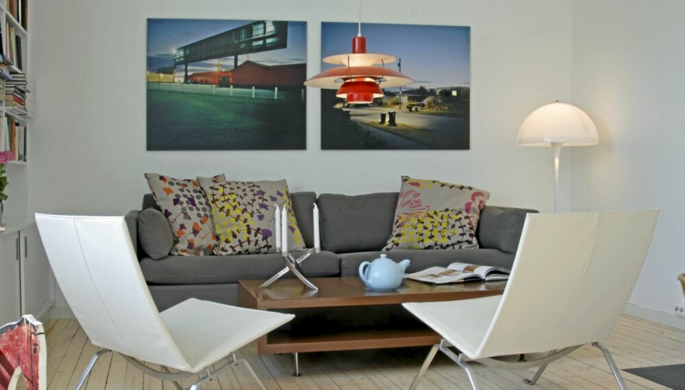 ET LEKKERT, NYTT ROM I GAMMELT HUS: Fra stuen som arkitekt Knut Longva fikk laget i boligen i Ullevål Hageby. Stoler i hvitt skinn, PK 22 av Poul Kjærholm og puter designet av Sari Syvälouma. Bildet på veggen er signert Ivan Brodey. ET LEKKERT, NYTT ROM I GAMMELT HUS: Fra stuen som arkitekt Knut Longva fikk laget i boligen i Ullevål Hageby. Stoler i hvitt skinn, PK 22 av Poul Kjærholm og puter designet av Sari Syvälouma. Bildet på veggen er signert Ivan Brodey.