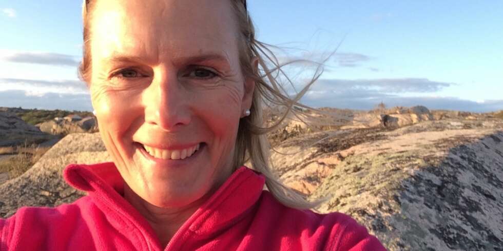 VEMODIG: Åse Kari finner spor av barndommen sin over hele huset når hun rydder ut fra foreldrenes hjem. VEMODIG: Åse Kari finner spor av barndommen sin over hele huset når hun rydder ut fra foreldrenes hjem.