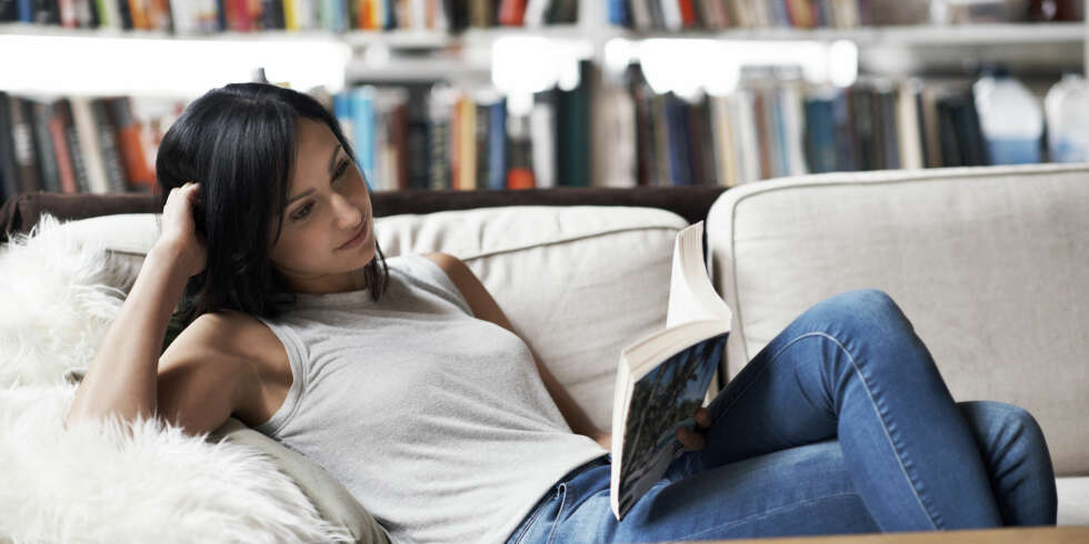 FORDELER VED Å LESE BØKER: En god bok kan gi deg bedre helse og gjøre deg til en mer forståelsesfull person. Og så er det så koselig! FORDELER VED Å LESE BØKER: En god bok kan gi deg bedre helse og gjøre deg til en mer forståelsesfull person. Og så er det så koselig!