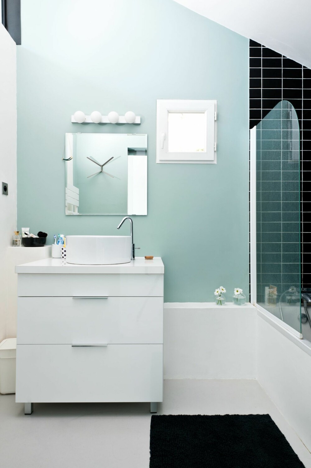 PÅ BADET: Badet er lite, men stilig med svarte fliser og himmelblå vegg. Baderomsinnredning fra Ikea og Leroy Merlin. PÅ BADET: Badet er lite, men stilig med svarte fliser og himmelblå vegg. Baderomsinnredning fra Ikea og Leroy Merlin.