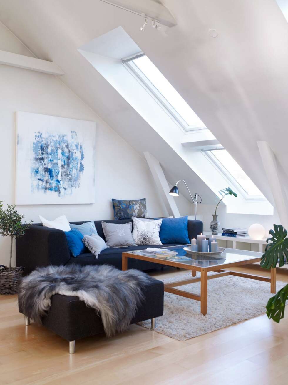 GODT GREP: Det er en utfordring å innrede loftsleiligheter, men de lave sideveggene egner seg i alle fall godt for oppbevaring og avlastningsbord. GODT GREP: Det er en utfordring å innrede loftsleiligheter, men de lave sideveggene egner seg i alle fall godt for oppbevaring og avlastningsbord.