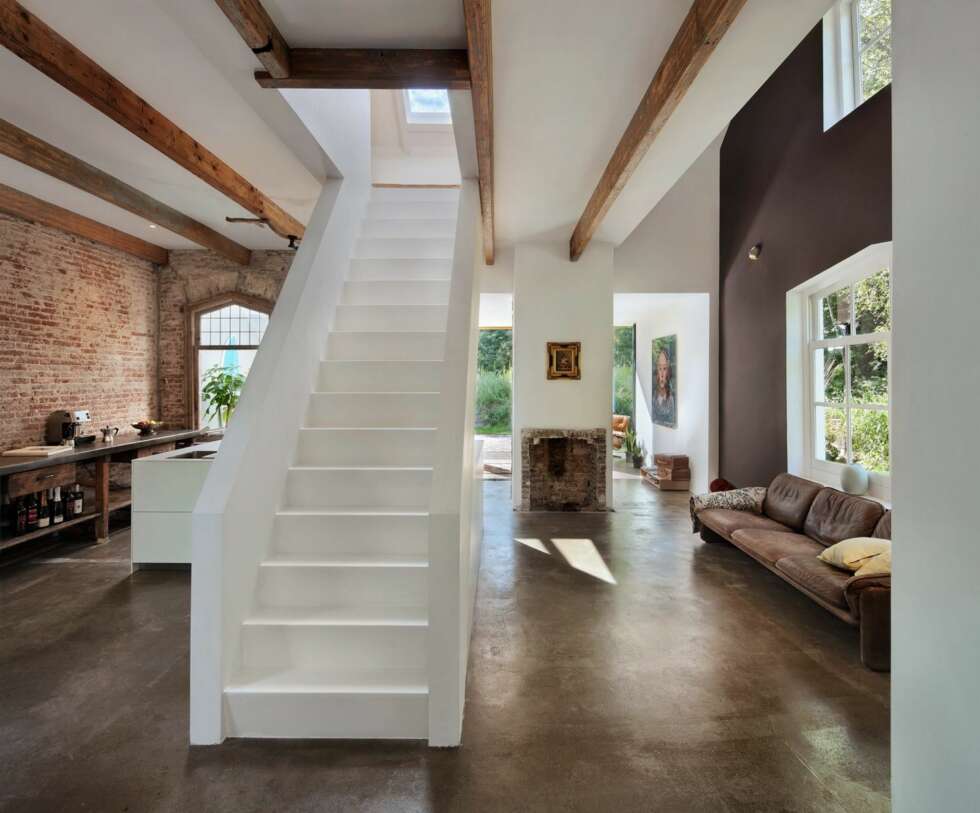 TRAPP: Den store trappen ligger sentralt i midten av huset. TRAPP: Den store trappen ligger sentralt i midten av huset.