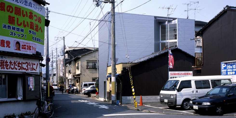MIDT I STORBYEN: På en liten tomt i Kyoto fikk arkitektene utfordringen med å skape et romslig hjem. MIDT I STORBYEN: På en liten tomt i Kyoto fikk arkitektene utfordringen med å skape et romslig hjem.