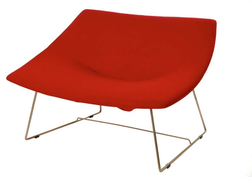 NORSK PRISVINNER: Loungestolen Fly Me to the Moon er designet av Sigurd Strøm og Torstein Nilsen. Stolen fikk Merket for God Design i 2008, og ble opprinnelig produsert av Isak, drevet av Sigbjørn Dugal. NORSK PRISVINNER: Loungestolen Fly Me to the Moon er designet av Sigurd Strøm og Torstein Nilsen. Stolen fikk Merket for God Design i 2008, og ble opprinnelig produsert av Isak, drevet av Sigbjørn Dugal.