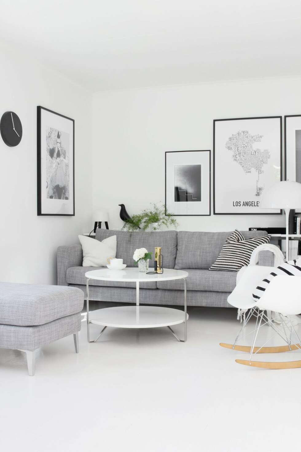 SVART-HVITT: Nina er svak for en skandinavisk stil og innreder med mye svart, hvitt og grått. Sofaen og bordet er fra Ikea, klokken på veggen er fra Kähler, og plakatene er fra artelimited.com og orkposters.com. SVART-HVITT: Nina er svak for en skandinavisk stil og innreder med mye svart, hvitt og grått. Sofaen og bordet er fra Ikea, klokken på veggen er fra Kähler, og plakatene er fra artelimited.com og orkposters.com.