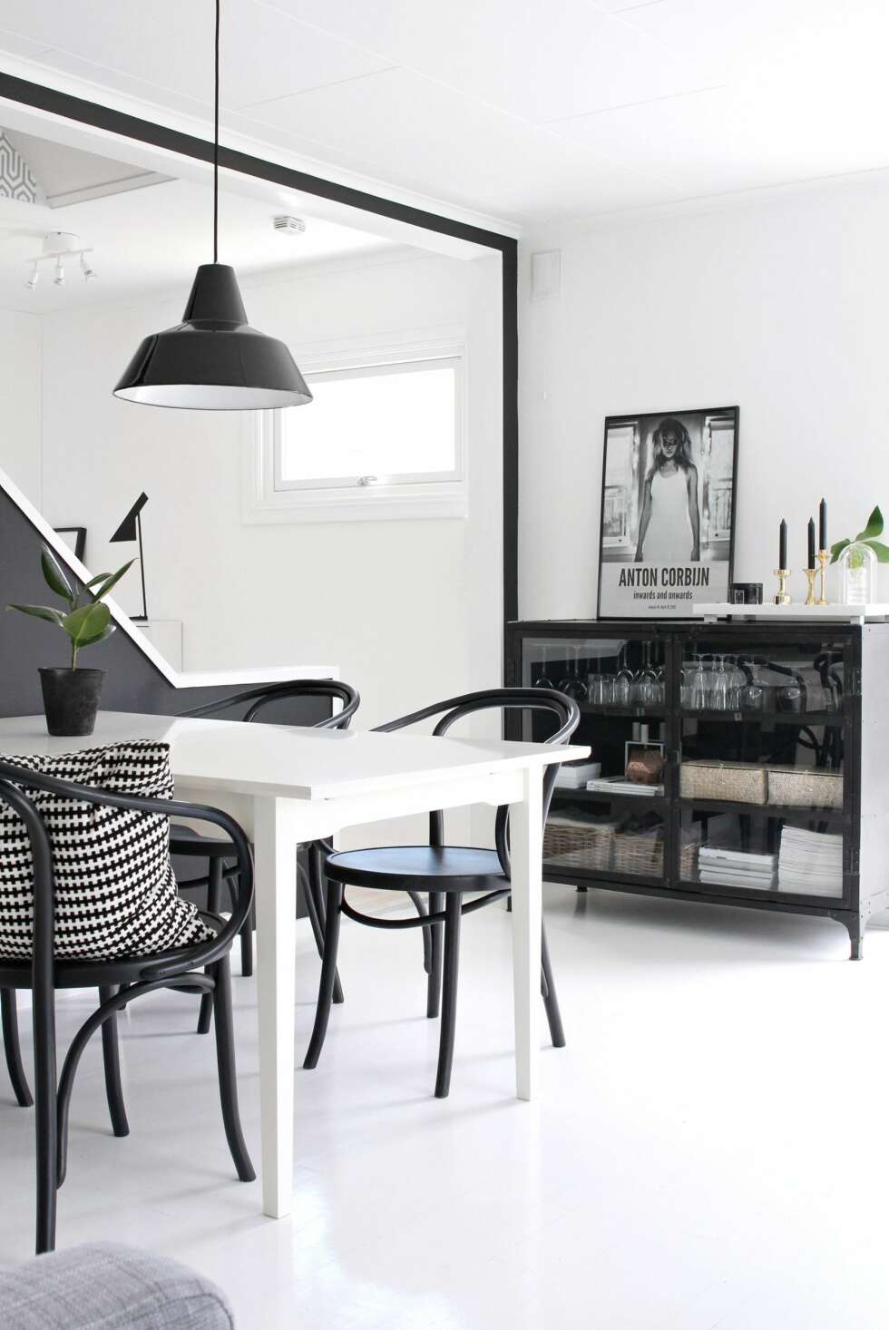 INNBYDENDE: Se hvor fint Nina har stylet her. Skapet er fra Living, og bildet er fra Fotografiska i Stockholm, fotografiska.eu. Lysestakene er fra Maritastiftelsen. De tøffe stolene er kjøpt brukt på finn.no,
fra et gammelt ektepar som var på flyttefot. De er spraymalt i svart. INNBYDENDE: Se hvor fint Nina har stylet her. Skapet er fra Living, og bildet er fra Fotografiska i Stockholm, fotografiska.eu. Lysestakene er fra Maritastiftelsen. De tøffe stolene er kjøpt brukt på finn.no,
fra et gammelt ektepar som var på flyttefot. De er spraymalt i svart.